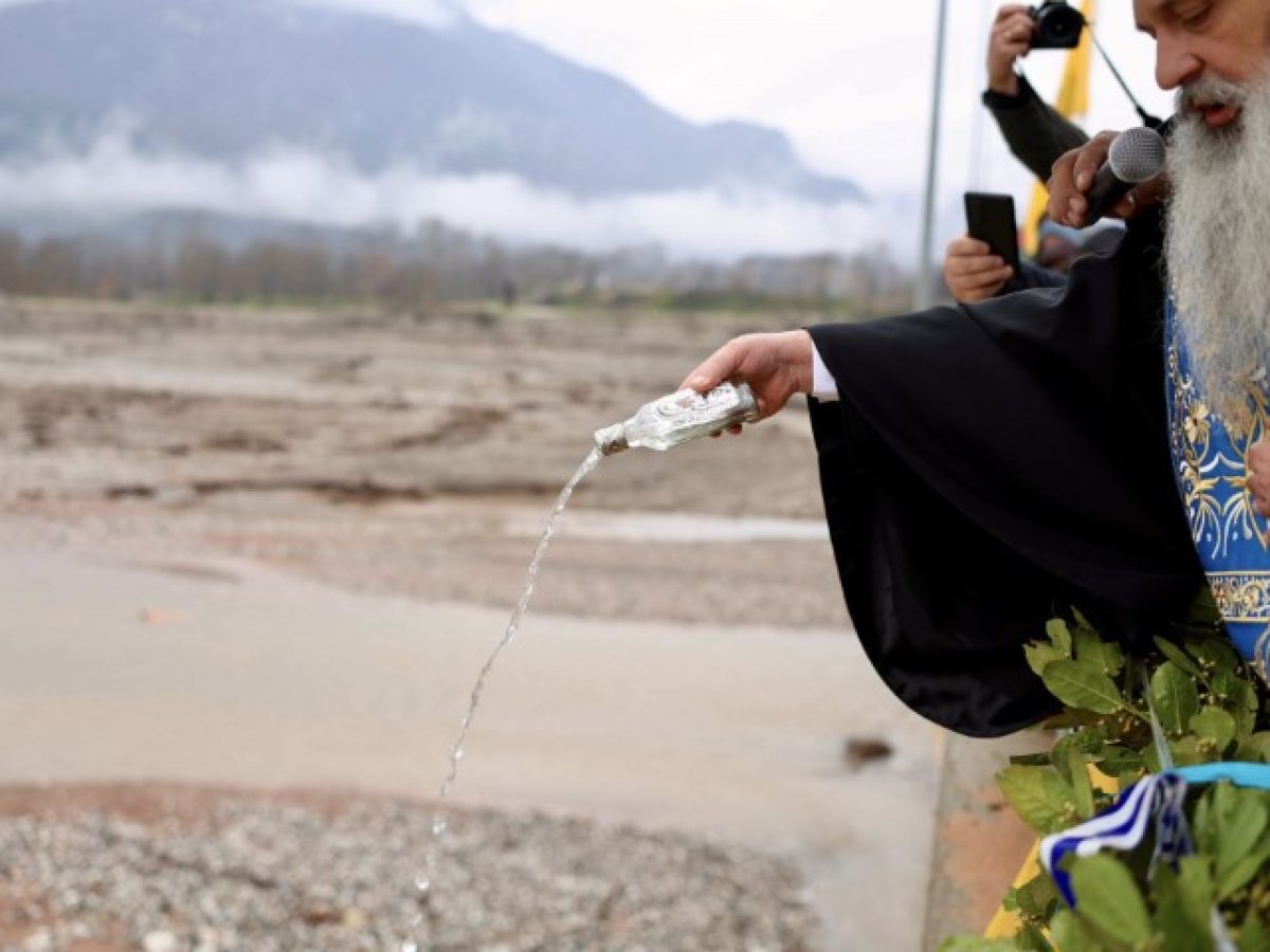 Τα Θεοφάνεια στον Πηνειό ποταμό στην Καλαμπάκα – ΦΩΤΟ