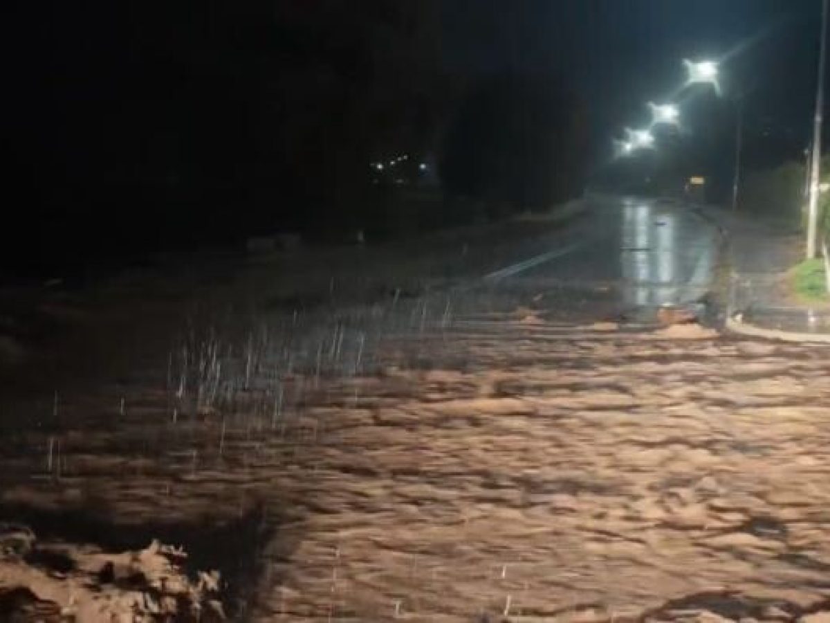 Τέσσερις εγκλωβισμένοι σε σπίτι στον Κάλαμο από την υπερχείλιση του ρέματος της Ρεβυθιάς – anattica