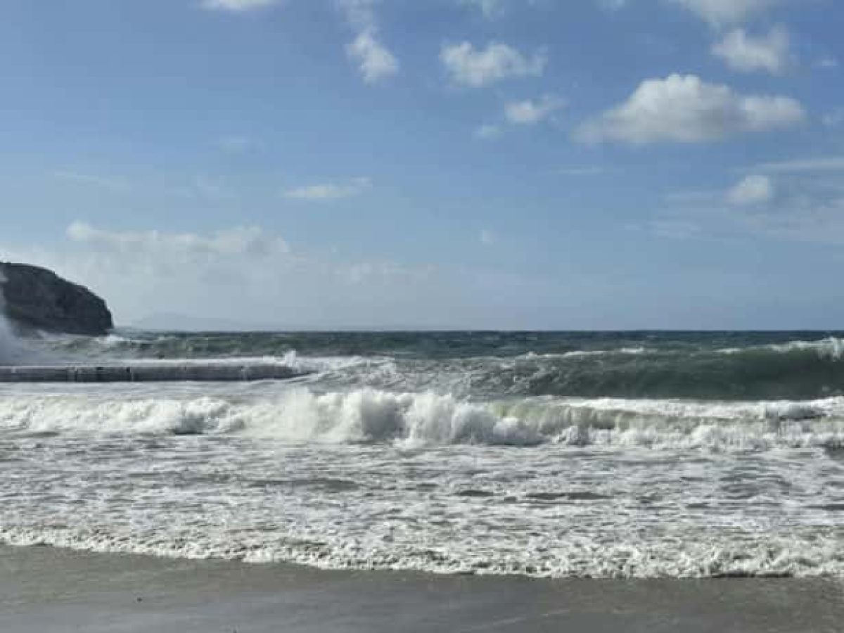 Θαλασσοταραχή στην Ψέριμο: Πελώρια κύματα πλημμύρισαν παραλία, έφτασαν στις εισόδους των σπιτιών, μέχρι και την εκκλησία της Παναγιάς (video)