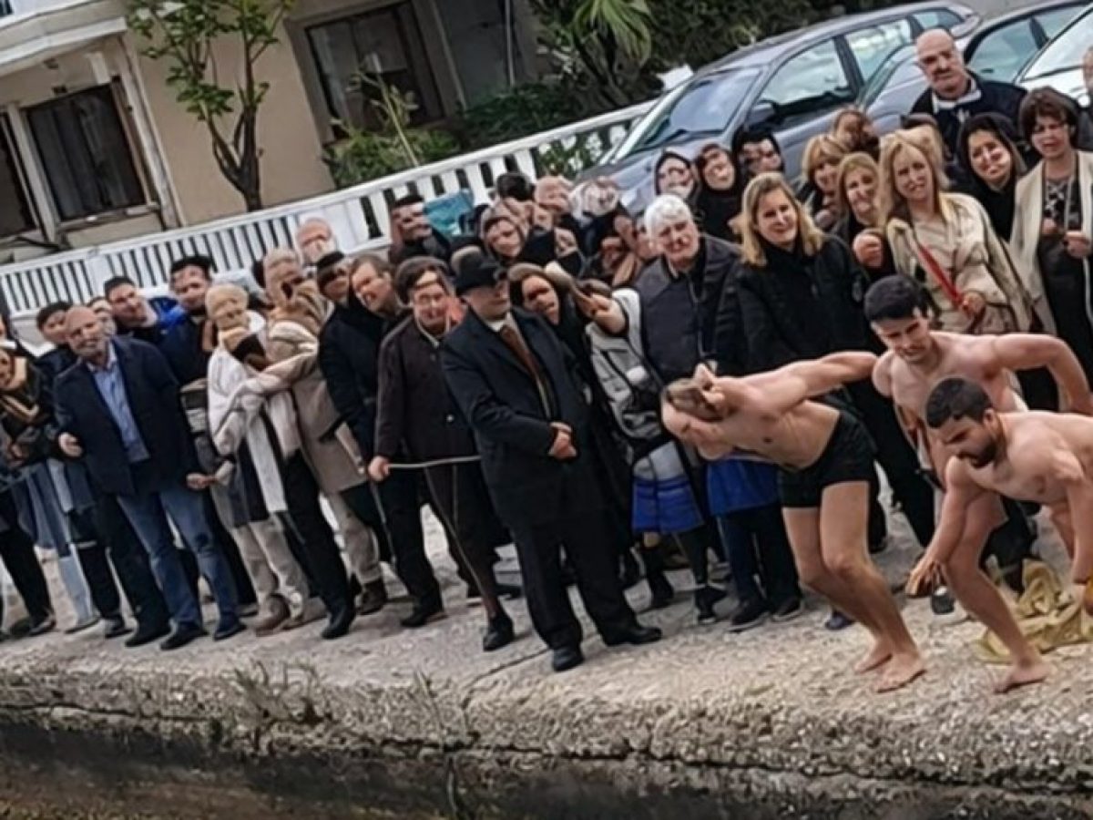 Θεοφάνια 2026: Στον Μύτικα κάποιος… βιάστηκε να βουτήξει και ακυρώθηκε η εκκίνηση για τον Τίμιο Σταυρό!