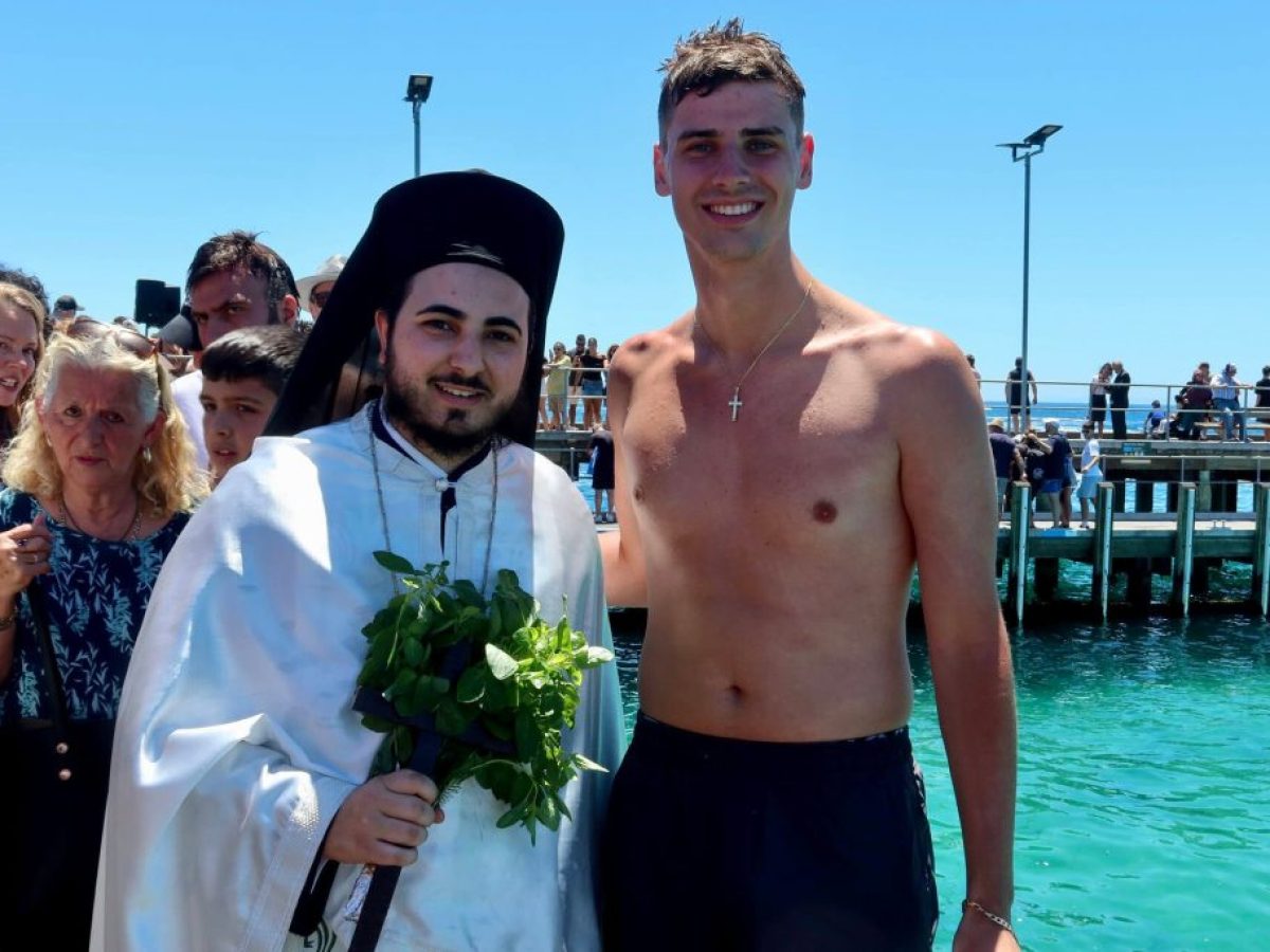 Θεοφάνεια με λαμπρότητα και πλήθος κόσμου στον Αγιασμό των Υδάτων από την ναό της Παναγίας Καμαριανής