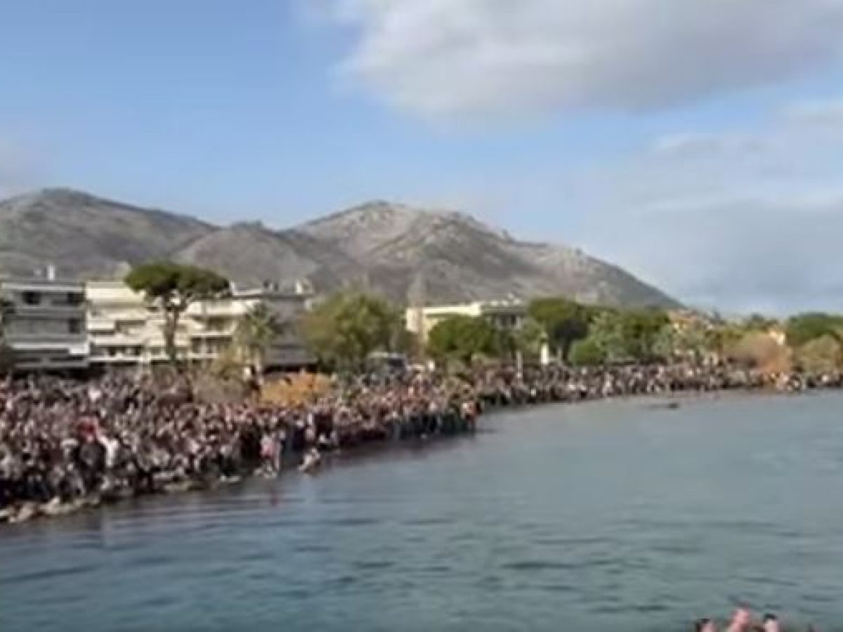 Θεοφάνια: Ο καθαγιασμός των υδάτων σε Νέα Μάκρη και Ζούμπερι (φωτογραφίες και βίντεο)