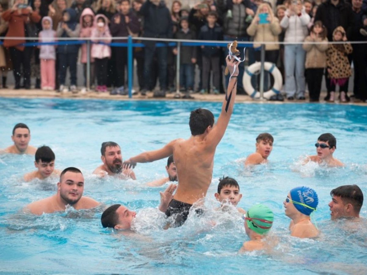 Θεοφάνεια; Πλήθος πιστών στον αγιασμό των υδάτων στο δημοτικό κολυμβητήριο Παύλου Μελά (ΦΩΤΟ)