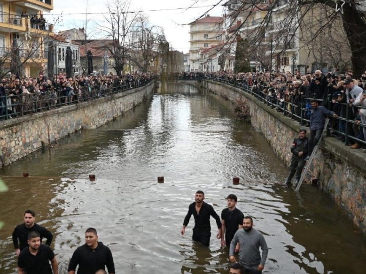 Θεοφάνεια στη Φλώρινα: Άναψαν τα αίματα για τον Σταυρό μπροστά στον Νίκο Δένδια