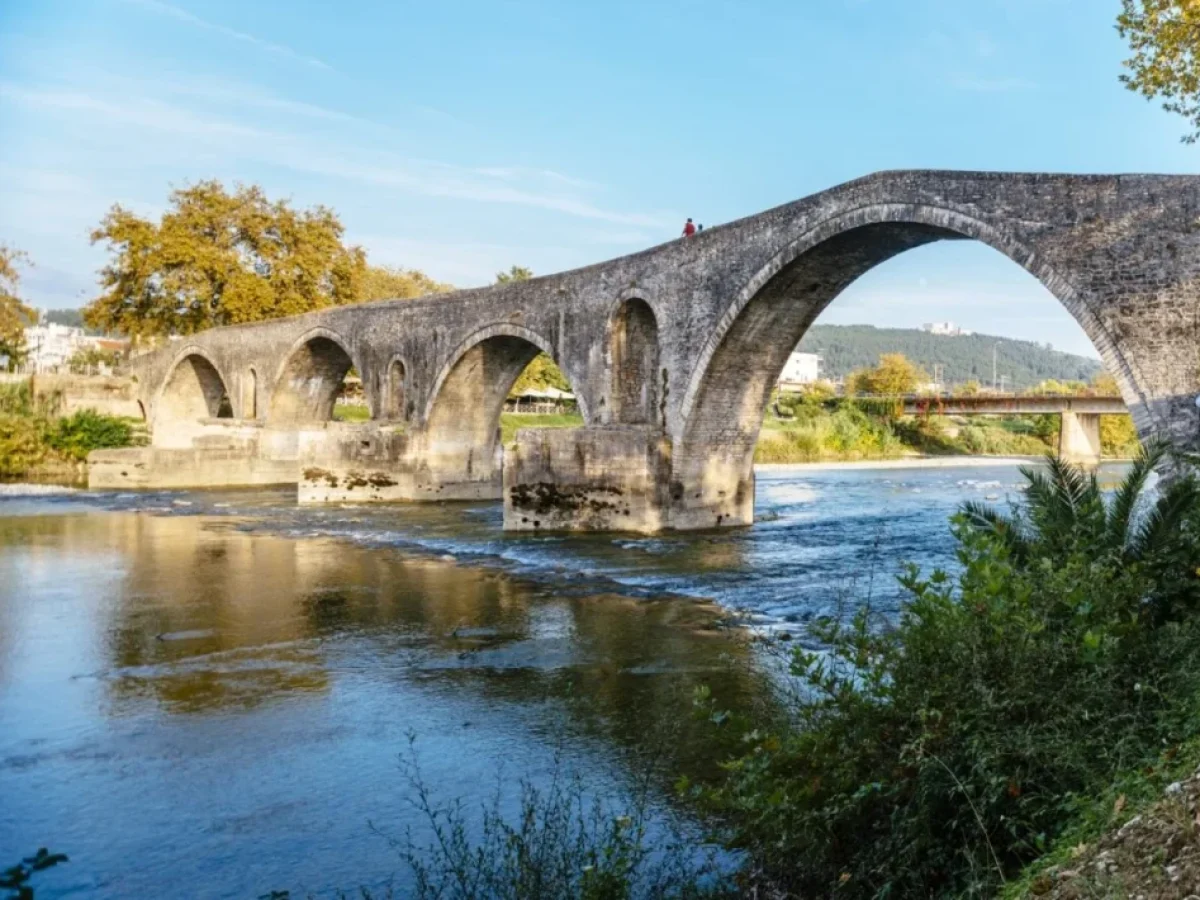 Θεοφάνεια στην Άρτα: Κατάδυση του Τιμίου Σταυρού στο Ιστορικό Γεφύρι και τον Άραχθο