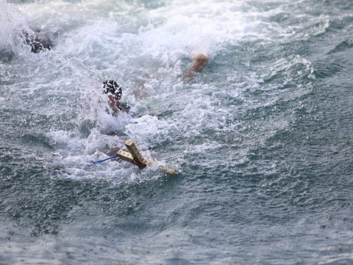 Θεοφάνια στην Αλεξανδρούπολη: Εθνικός Ύμνος μέσα στη θάλασσα και μήνυμα φωτός από τον Μητροπολίτη Άνθιμο
