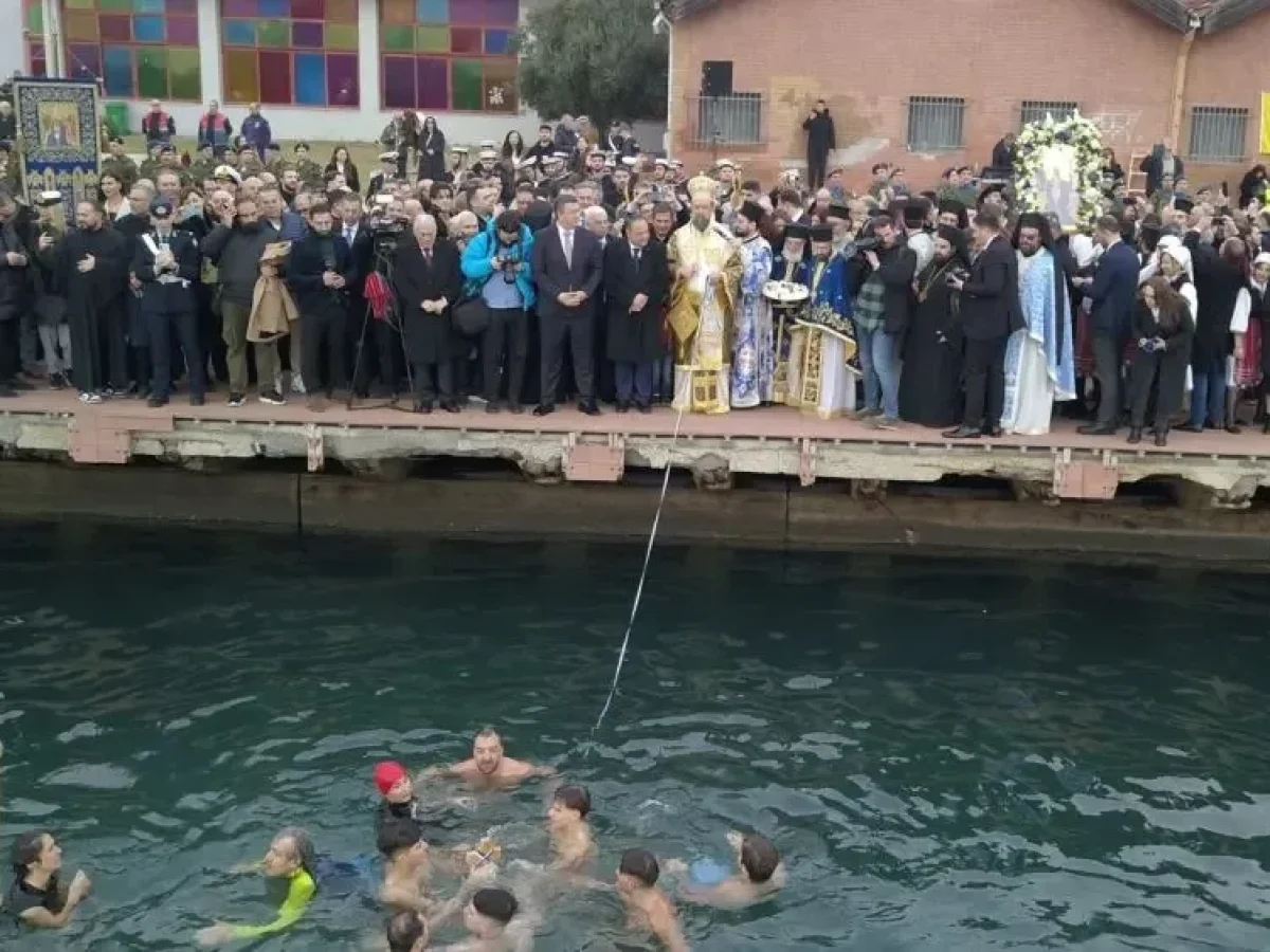 Θεοφάνεια στο λιμάνι Θεσσαλονίκης: Ο 23χρονος Στέργιος Παγωνίδης έπιασε τον Τίμιο Σταυρό