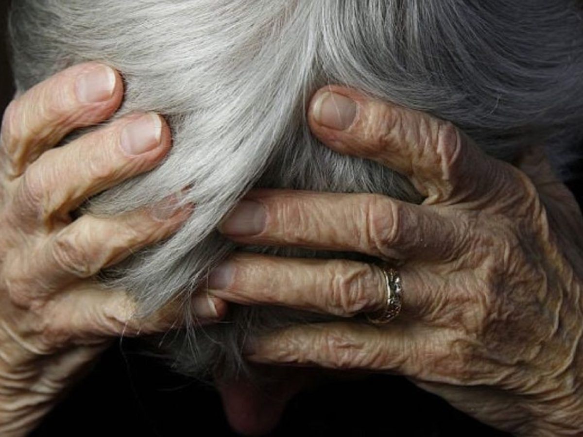 Θεσσαλία: Ζωή μέσα σε σκουπίδια και γάτες για 80χρονη!