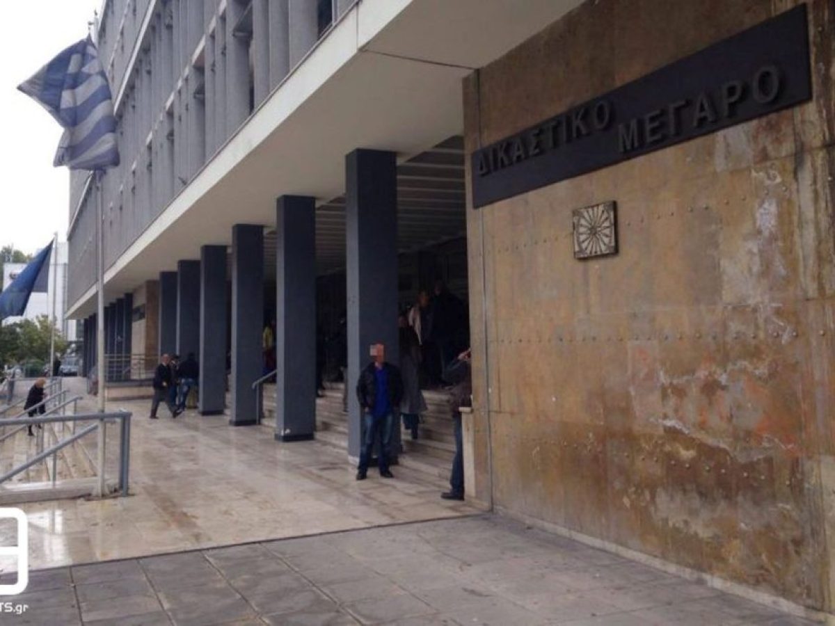 &Theta;&epsilon;&sigma;&sigma;&alpha;&lambda;&omicron;&nu;ί&kappa;&eta;: &Alpha;&theta;&omega;ώ&theta;&eta;&kappa;&alpha;&nu; 2 ά&tau;&omicron;&mu;&alpha; &gamma;&iota;&alpha; &epsilon;&pi;&epsilon;&iota;&sigma;ό&delta;&iota;&omicron; &pi;&rho;&iota;&nu; &tau;&eta;&nu; &epsilon;&phi;&epsilon;&tau;&epsilon;&iota;&alpha;&kappa;ή &delta;ί&kappa;&eta;&sigmaf; &gamma;&iota;&alpha; &tau;&eta; &delta;&omicron;&lambda;&omicron;&phi;&omicron;&nu;ί&alpha; &tau;&omicron;&upsilon; &Alpha;&lambda;&kappa;&eta; &Kappa;&alpha;&mu;&pi;&alpha;&nu;&omicron;ύ