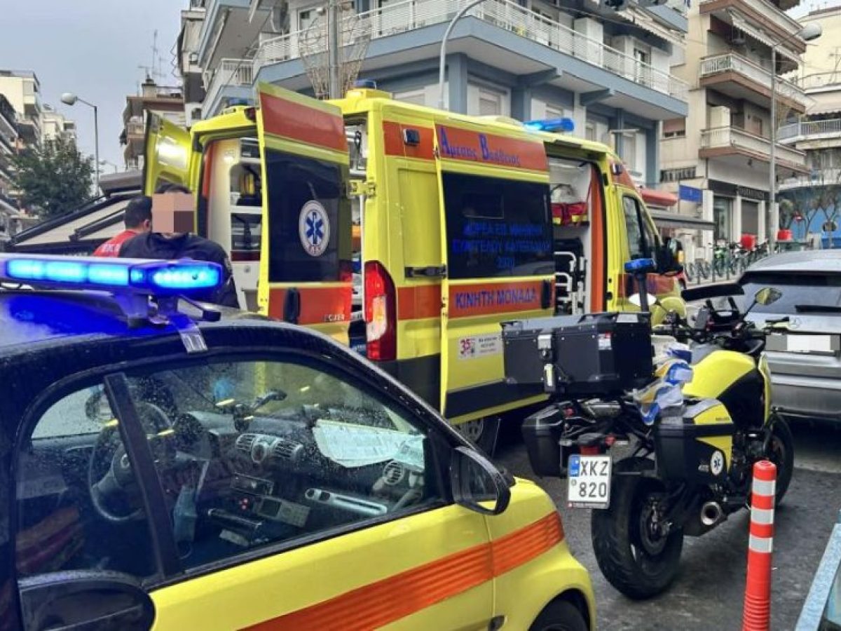 Θεσσαλονίκη: Διασώστες του ΕΚΑΒ έσωσαν 74χρονο που υπέστη ανακοπή στο δρόμο (ΦΩΤΟ)
