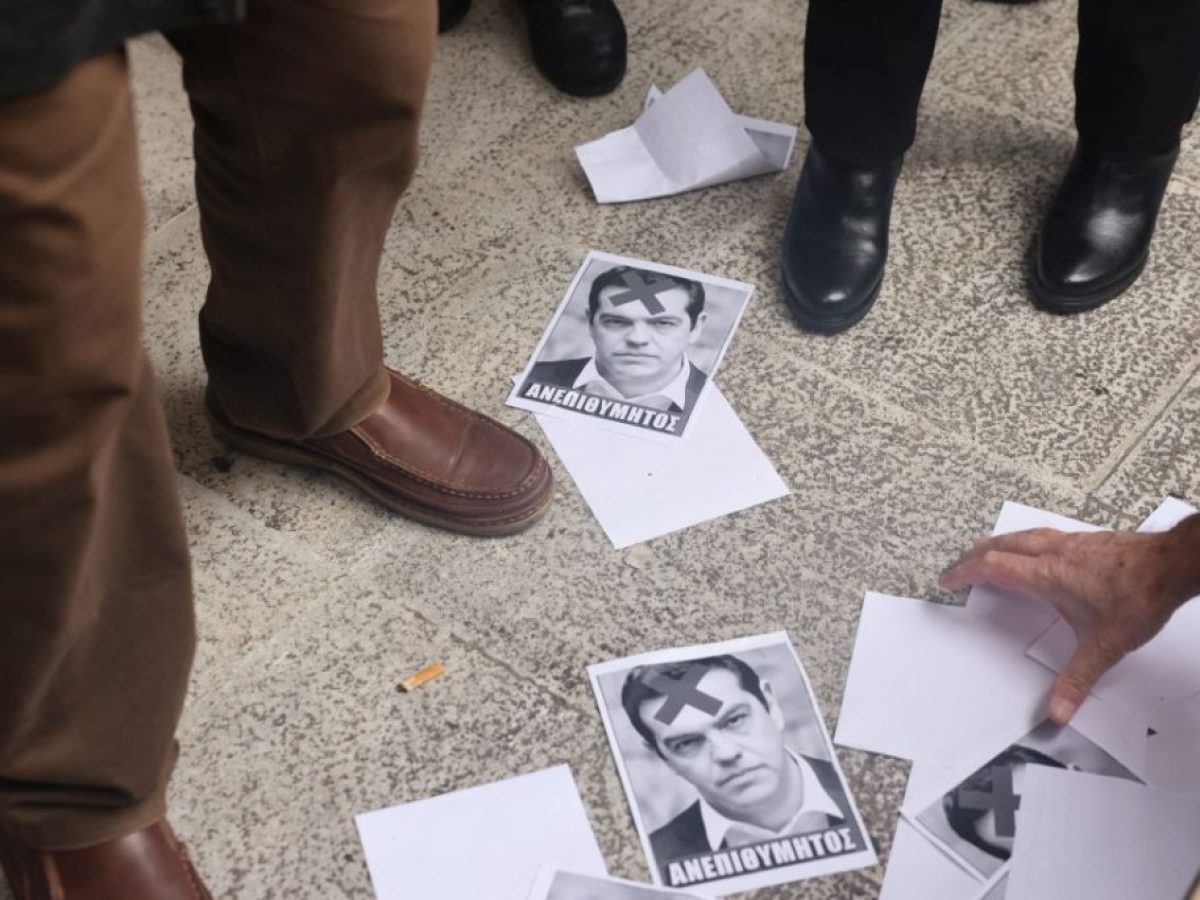 Θεσσαλονίκη: Ενταση στην παρουσίαση βιβλίου του Τσίπρα – “Προδότη” του φώναξαν, προσαγωγές από τις Αρχές (ΒΙΝΤΕΟ)