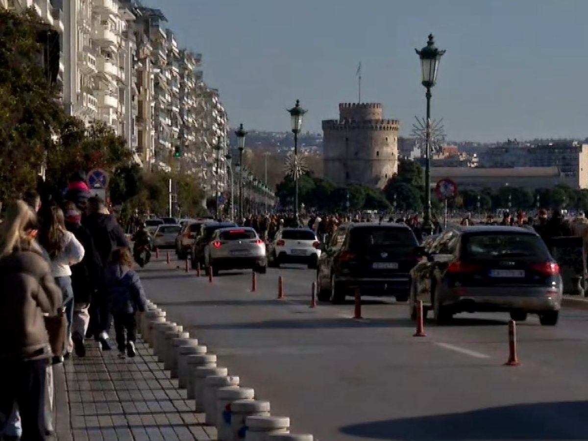 Θεσσαλονίκη: Ήλιος με «δόντια» και πρωτοχρονιάτικη βόλτα στο κέντρο της πόλης