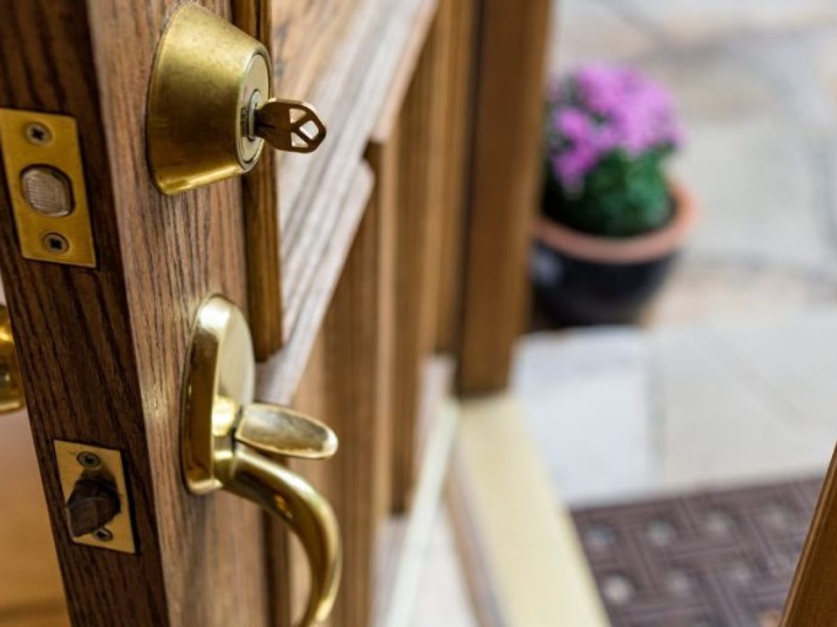 «Θεία άνοιξε, από τη ΔΕΗ είμαστε!»: Απατεώνες δρουν στην Αργολίδα με το γνωστό τρόπο – Μεγάλη προσοχή!