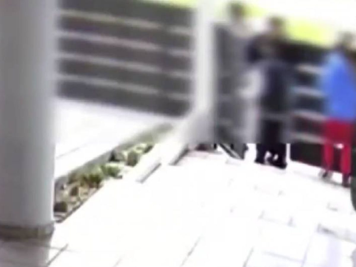 Θύματα ληστείας παιδιά που έλεγαν τα κάλαντα στην Πάτρα (βίντεο)