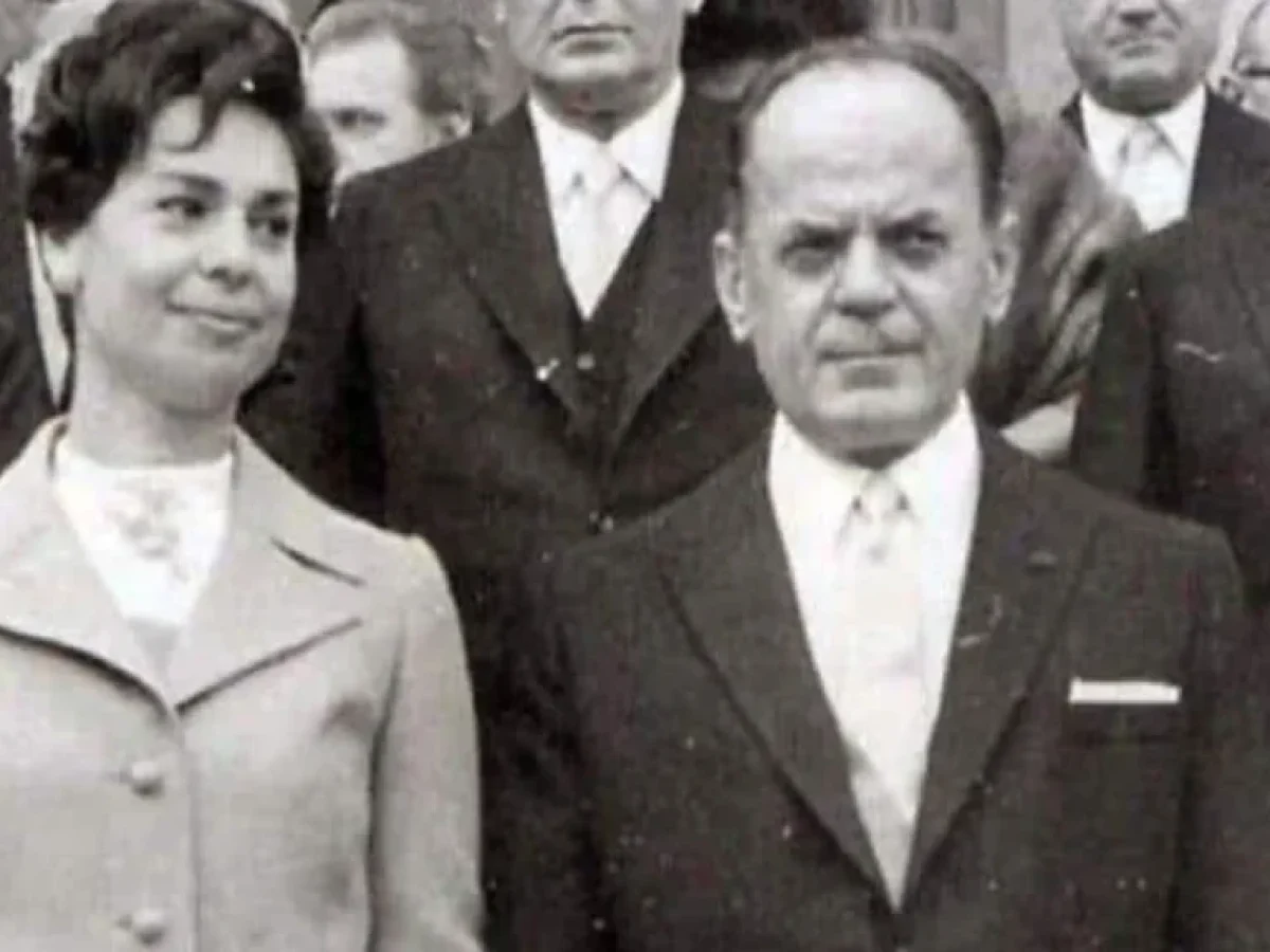 &Theta;&omega;&mu;ά&sigmaf; &Pi;&alpha;&pi;&alpha;&lambda;&iota;ά&gamma;&kappa;&alpha;&sigmaf;: &Alpha;&pi;ό &tau;&omicron; &delta;&iota;&alpha;&zeta;ύ&gamma;&iota;&omicron; &tau;&omicron;&upsilon; &delta;&iota;&kappa;&tau;ά&tau;&omicron;&rho;&alpha; &Pi;&alpha;&pi;&alpha;&delta;ό&pi;&omicron;&upsilon;&lambda;&omicron;&upsilon; &sigma;&tau;&eta;&nu; &epsilon;&pi;&iota;&mu;έ&lambda;&epsilon;&iota;&alpha; &tau;&omega;&nu; &tau;έ&kappa;&nu;&omega;&nu; &tau;&eta;&sigmaf; Ό&lambda;&gamma;&alpha;&sigmaf; &Kappa;&epsilon;&phi;&alpha;&lambda;&omicron;&gamma;&iota;ά&nu;&nu;&eta;&hellip;