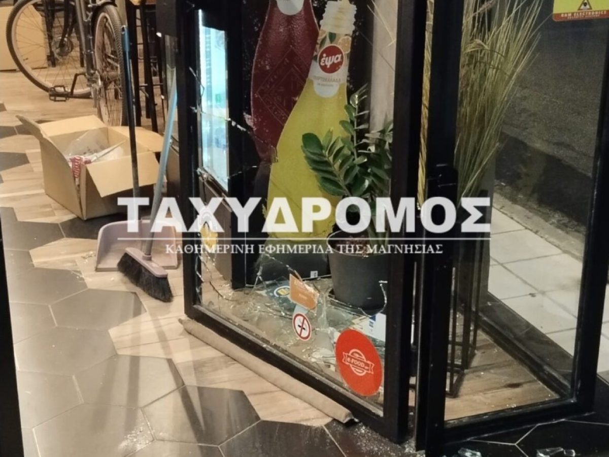 Θρασύτατη διάρρηξη σε γειτονική περιοχή: Γυναίκα έσπασε τζαμαρία και άδειασε καφέ σε λίγα λεπτά!