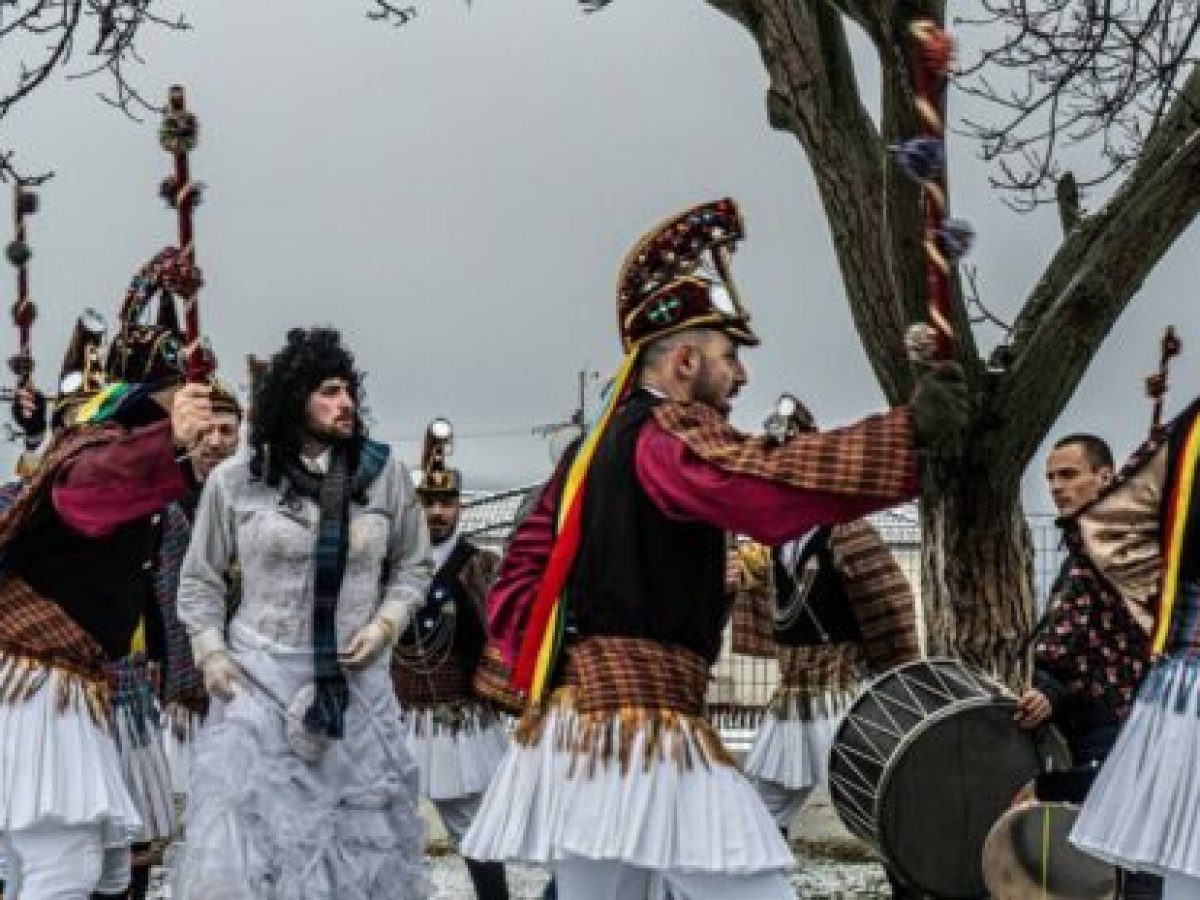 Τι είναι τα «Ραγκουτσάρια» – Τα καρναβάλια στη Δυτική Μακεδονία στην καρδιά των Χριστουγεννιάτικων γιορτών