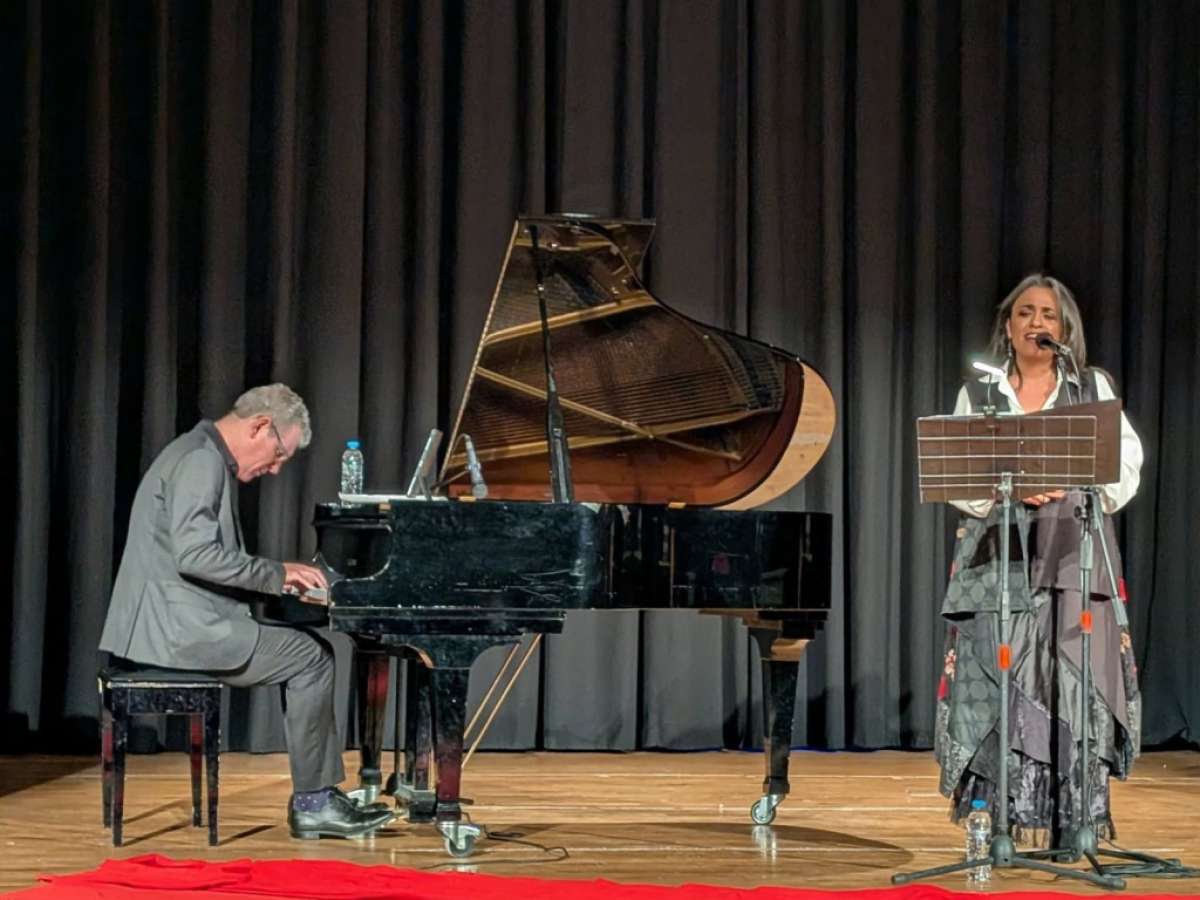 Τιμή στον Μίκη Θεοδωράκη από την Τ.Ο. Μαγνησίας του ΚΚΕ στο κατάμεστο Δημοτικό Θέατρο Νέας Ιωνίας