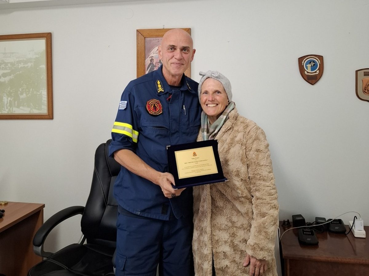 Τιμητική πλακέτα του Διοικητή της Πυροσβεστικής Σπυρίδη Χρήστου στην ΜΚΟ “Friends living in Kefalonia-FLIK”-Ευχαριστήρια επιστολή