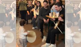 to-TikTok-ipoklinete-ston-mikro