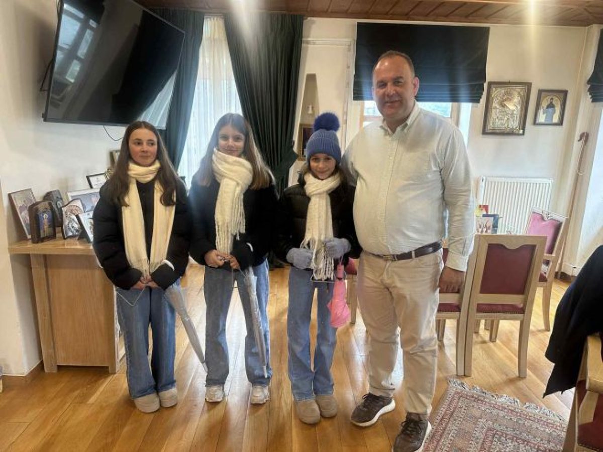 Το φως της παράδοσης και της ελπίδας πλημμύρισε με τα πρωτοχρονιάτικα κάλαντα το Δημαρχείο στη Δημητσάνα (εικόνες)