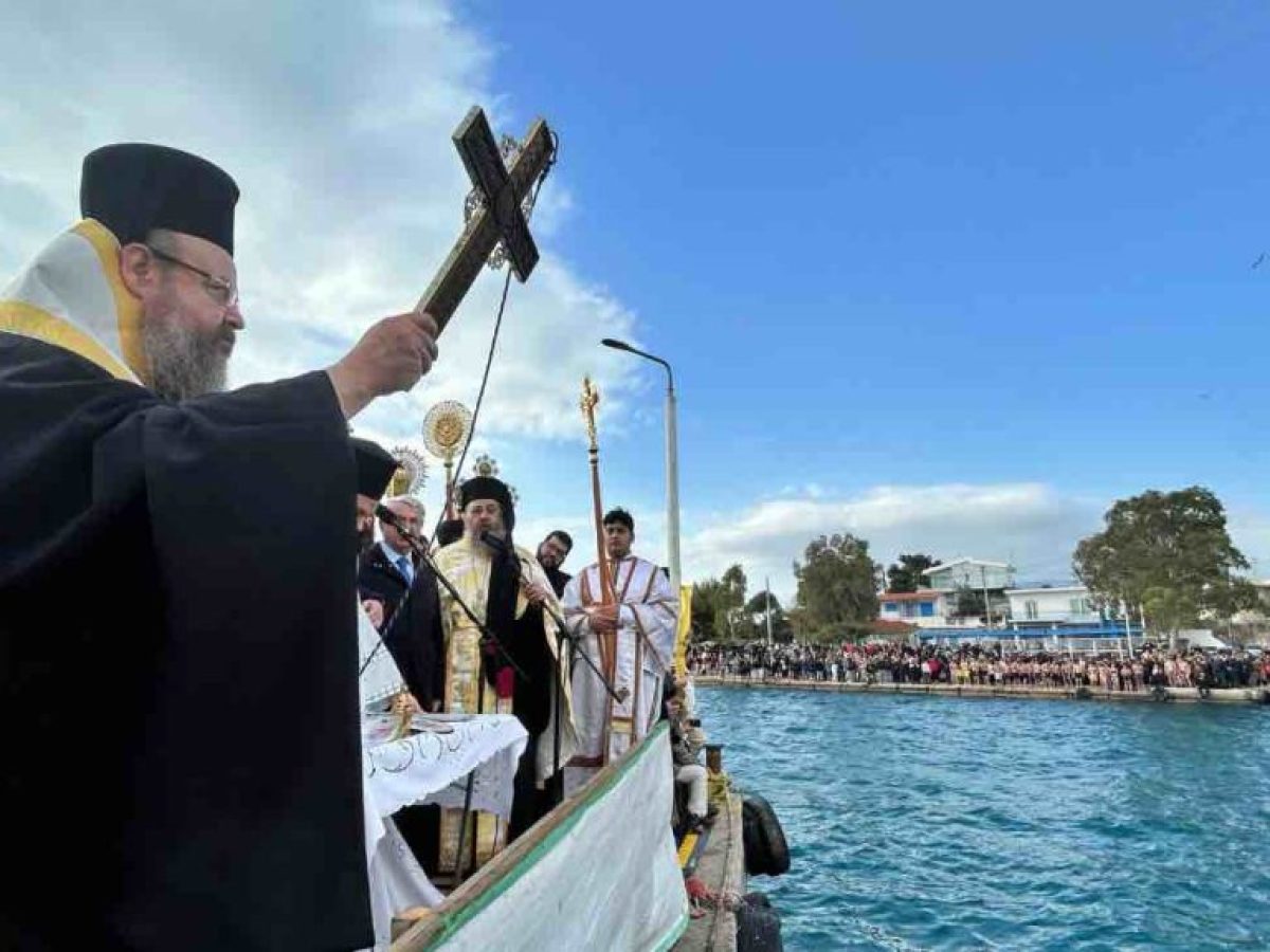 Το Φως των Θεοφανείων «ένωσε» πόλεις και γειτονιές στη Δυτική Αττική: Εικόνες από Ελευσίνα – Ασπρόπυργο -Νέα Πέραμο