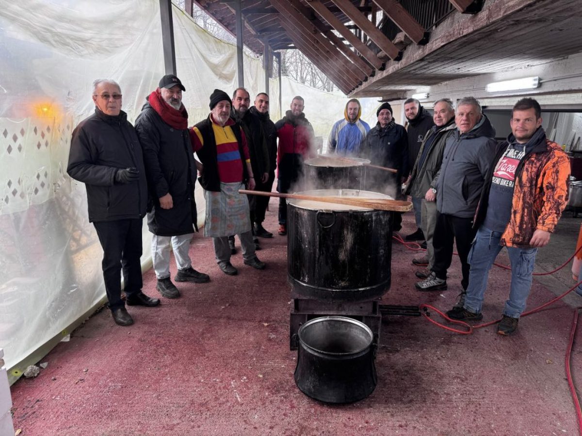 ΤΟ ΚΟΥΡΜΠΑΝΙ ΣΤΟ ΥΠΕΡΟΧΟ  ΑΡΚΟΧΩΡΙ ΜΑΣ