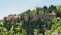 to-meseoniko-kastro-tis-lamias