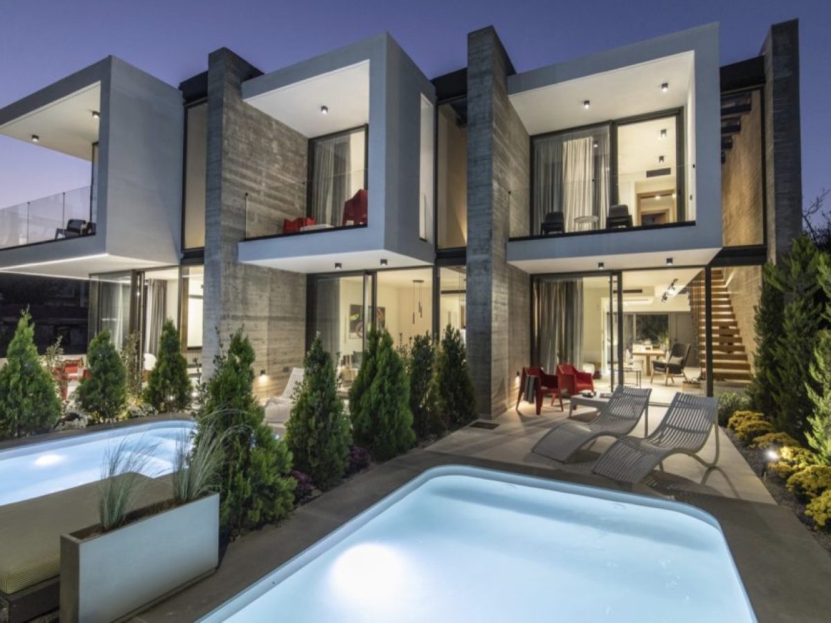 Το συγκρότημα τριών κατοικιών στις Αλυκές με θέα που σαγηνεύει (φωτογραφίες)