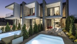 to-sigkrotima-trion-katikion-stis