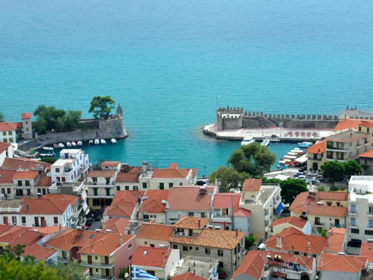 Το θρίλερ με τα νεκρά αδέλφια στη Ναύπακτο, οι ισχυρισμοί της οικιακής βοηθού που εμφανίζεται μοναδική κληρονόμος