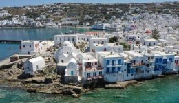 touristikes-ependisis-i-kiklades-antidroun
