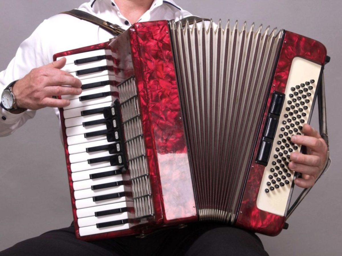 Τρώγοντας και τραγουδώντας με τους Στέλλα Χριστοφορίδου, Κώστα Γρούσκο στις Στις Ελιές του Παππού