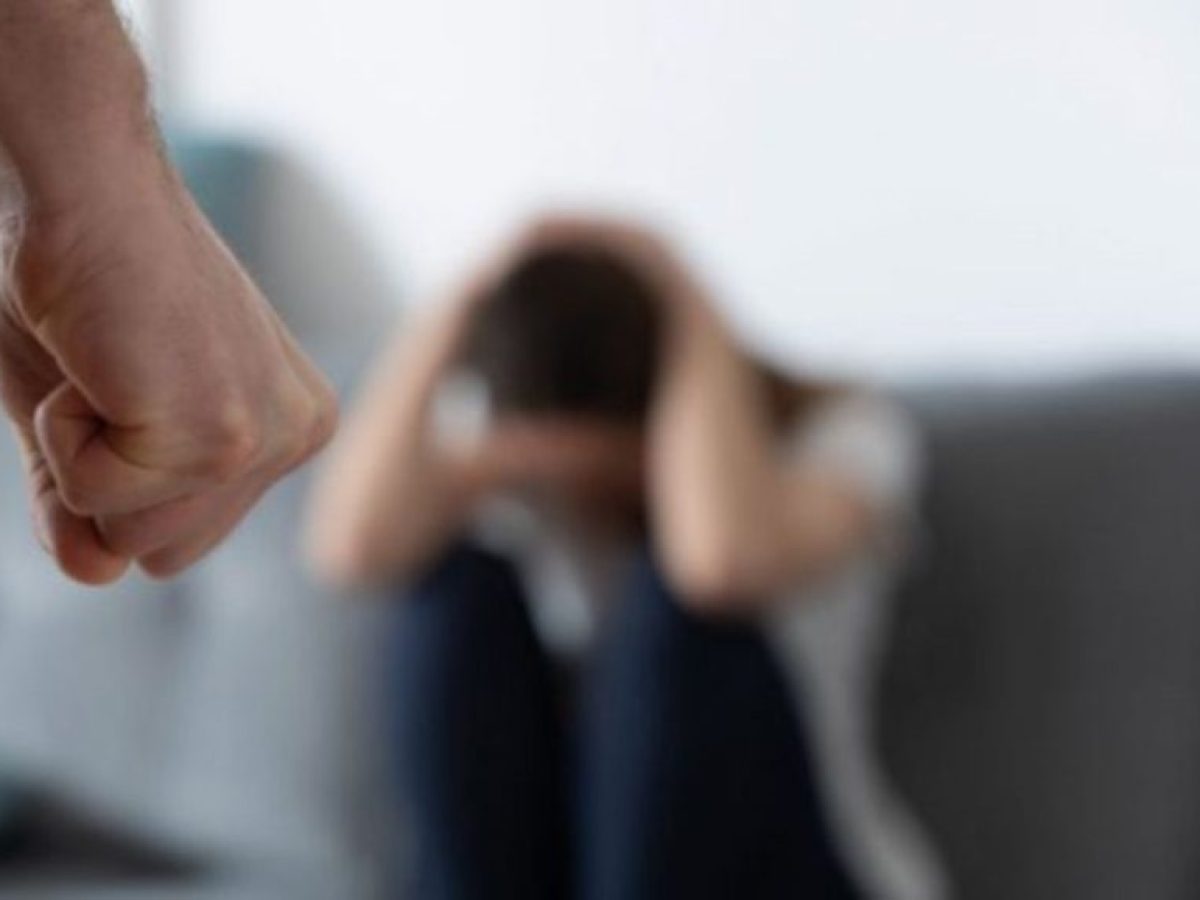 «Τσάκισε» στο ξύλο την σύντροφο του – «Έπεσα σε καλντερίμι» ισχυρίστηκε το θύμα