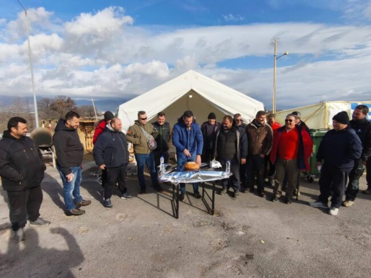 Βασιλόπιτα έκοψαν οι αγρότες στο μπλόκο της Κομοτηνής