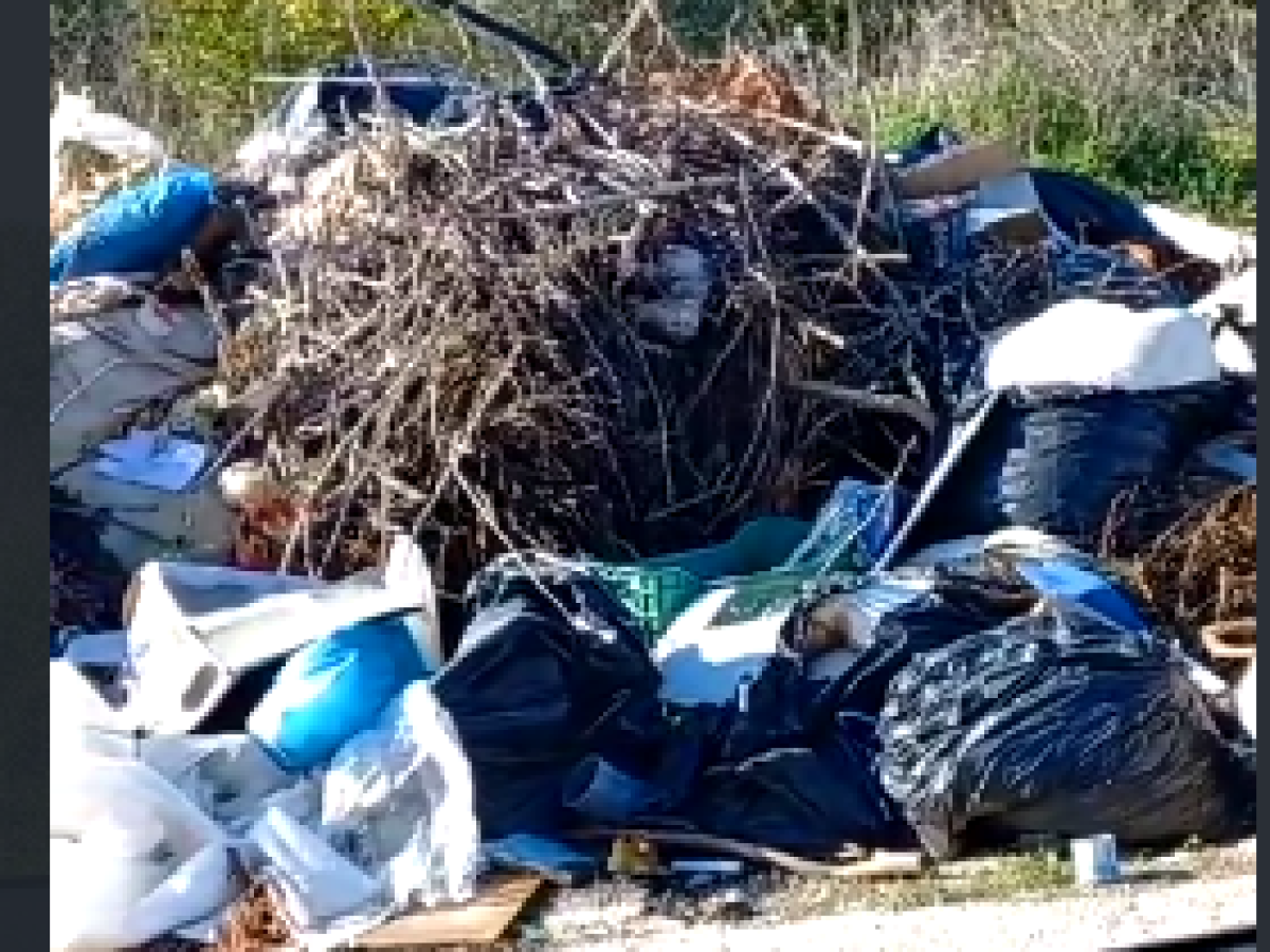 ΒΕΛΟ: Σκουπιδότοπος!!! -…Όταν ο αντιδήμαρχος καθαριότητας “ξεχνάει” να κάνει τα αυτονόητα! (φωτο)