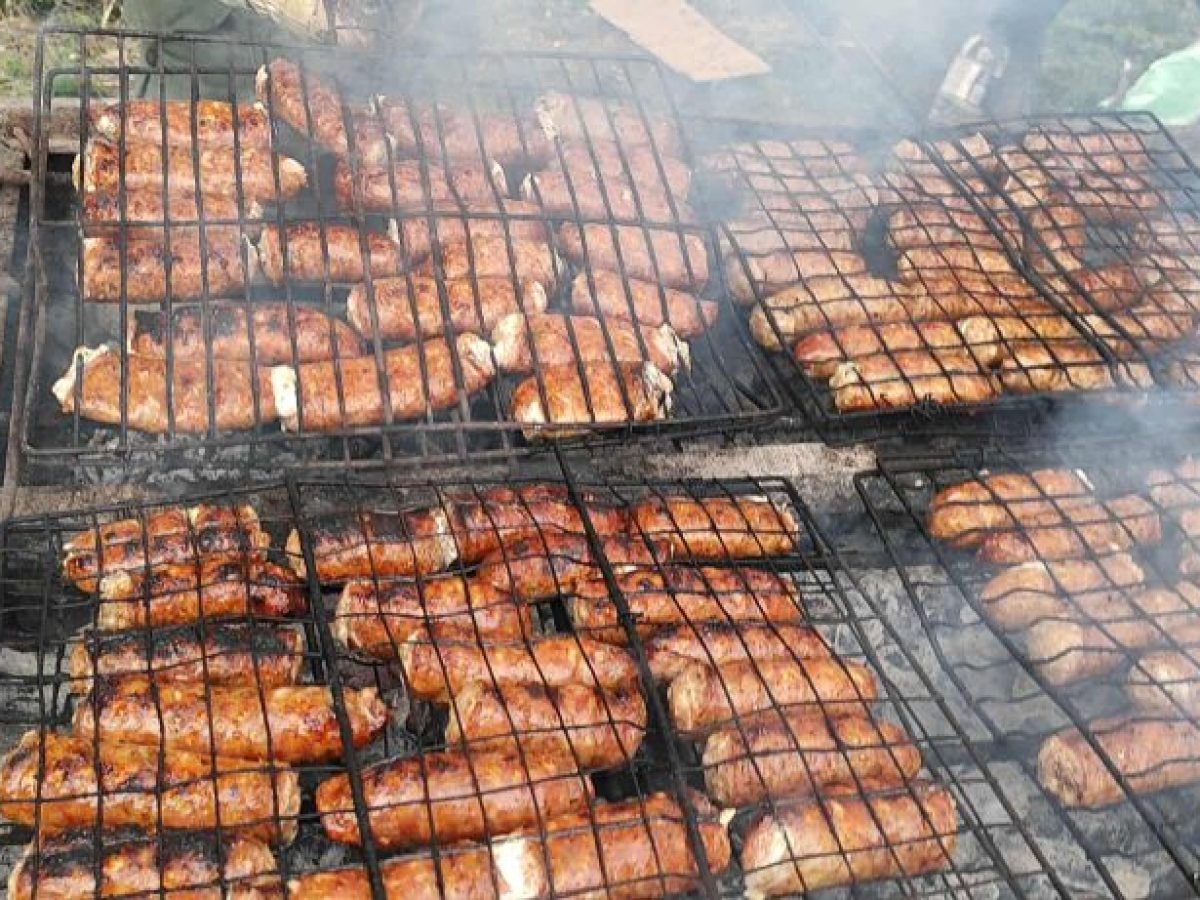 Βελβεντό Κοζάνης: Αναβιώνει και φέτος το έθιμο της «λουκανικοφαγίας» στον Άγιο Αθανάσιο