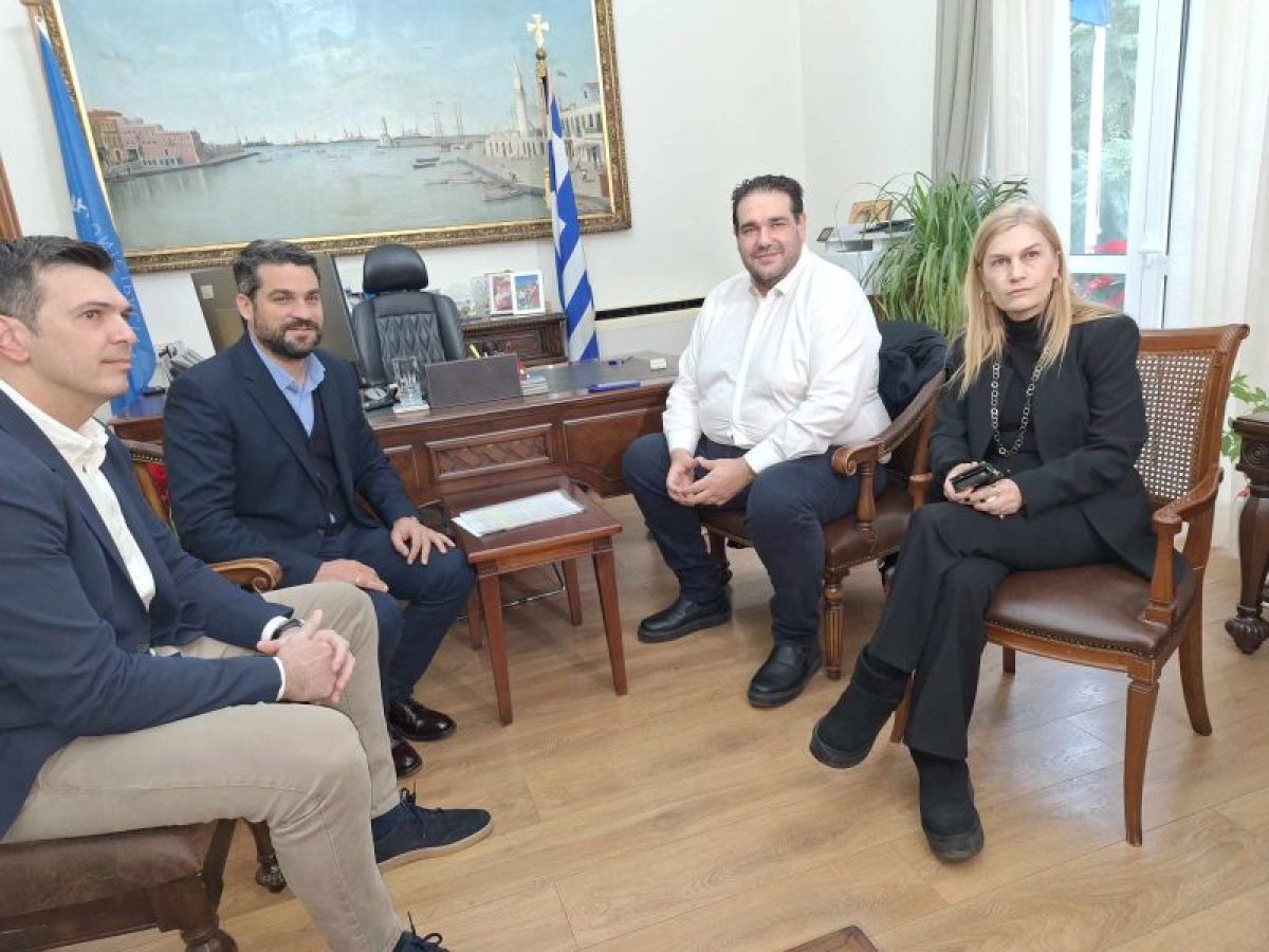 ΒΙΝΤΕΟ | “Εκλογές το 2027, με τον υπάρχοντα νόμο”. Στο Δημαρχείο Χανίων ο Υπουργός Εσωτερικών