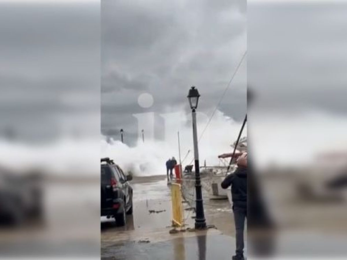 Βίντεο-ντοκουμέντο από τη στιγμή που ο λιμενικός παρασύρεται από τεράστια κύματα στο Παράλιο Άστρος (vd)