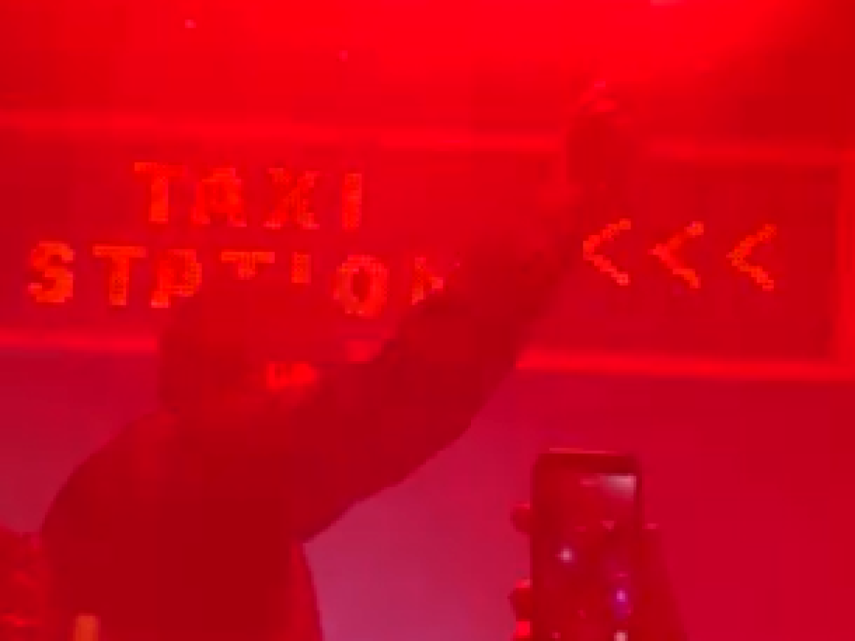 ΒΙΝΤΕΟ: Σήκωσαν στα χέρια τον Έντι Σαλσέδο – πανηγύρισε με καπνογόνο ο Ιταλός επιθετικός!