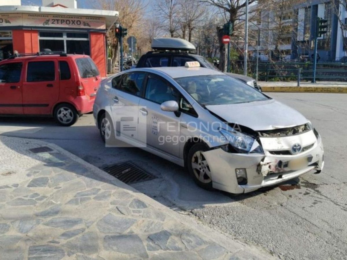Βόλος: Ταξί συγκρούστημε με αυτοκίνητο στη Νέα Ιωνία