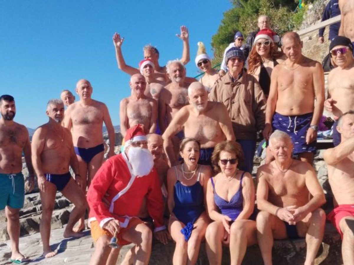Βόλος: Το πρώτο μπάνιο του 2026 – Αντάλλαξαν ευχές για την νέα χρονιά οι χειμερινοί κολυμβητές