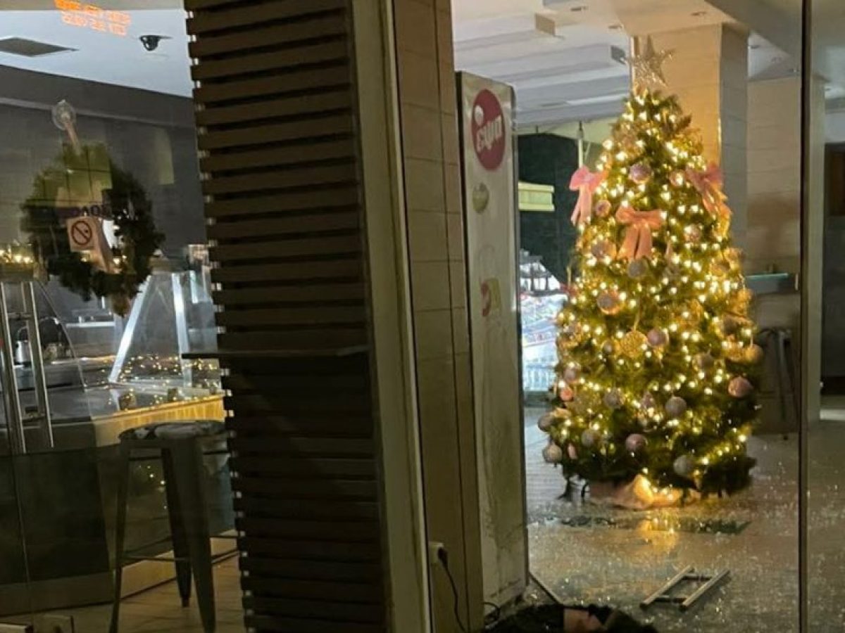 Βόλος: Άγνωστοι έκαναν γυαλιά καρφιά μαγαζί εστίασης