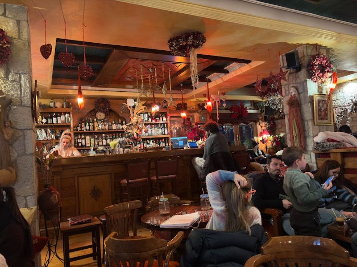 Βούλιαξαν» Ελάτη και Περτούλι από επισκέπτες – Χειμωνιάτικο σκηνικό με χιόνια και γεμάτες ταβέρνες