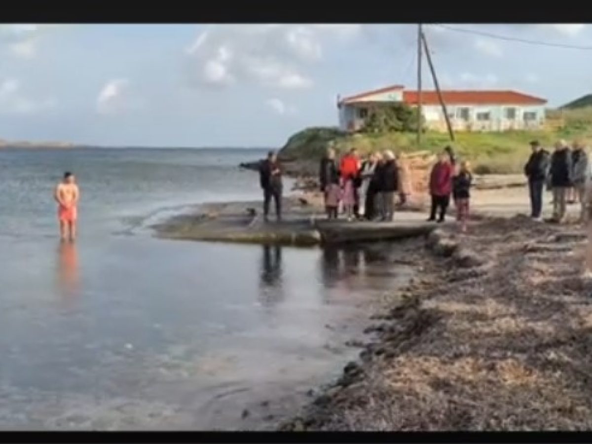 Βούτηξε  για τον Σταυρό στο Ρεπανίδι  τηρώντας την παράδοση (Βίντεο)