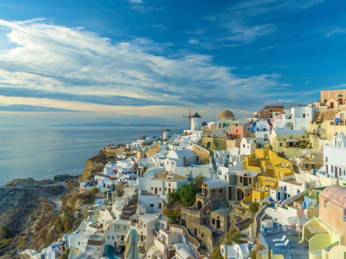 Ξαναβρίσκει “ρυθμό” ο τουρισμός στη Σαντορίνη: στο +10% οι κρατήσεις σε σχέση με πέρσι