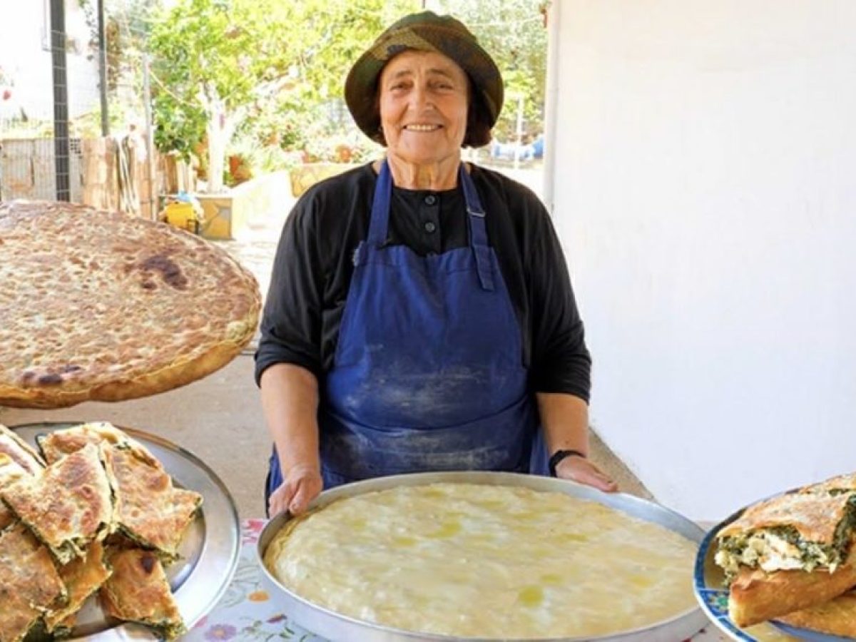 Ξηρόμερο: Βλάχικη πίτα στον ξυλόφουρνο της κυρά Βαγγελιώς στο Στρογγυλοβούνι