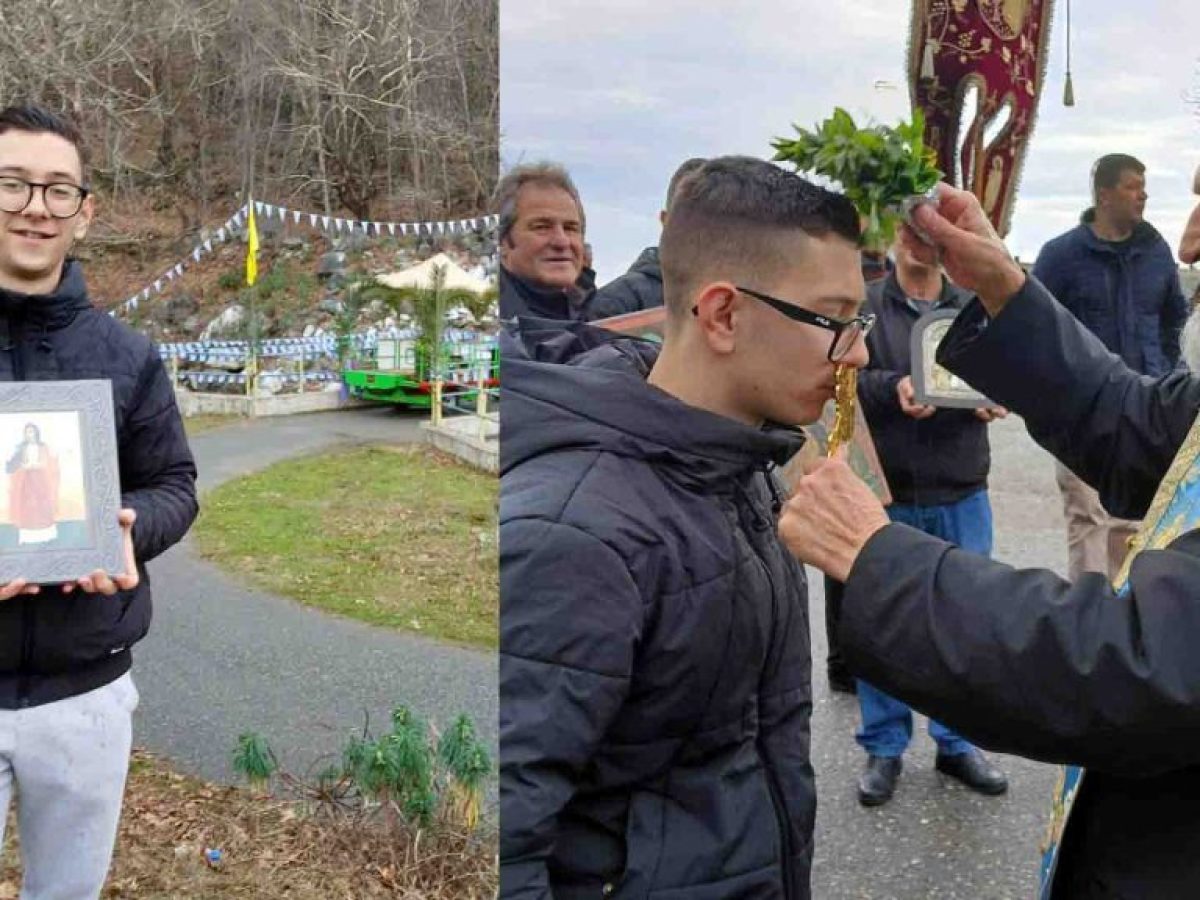 Ζακυνθινή παρουσία στα νερά της Έδεσσας: Ο Σπύρος Κομνηνός βούτηξε και φίλησε τον Σταυρό μαζί με άλλους στο Λουτράκι | Ο ιερέας του προσέφερε την εικόνα της Αγίας Χρυσής