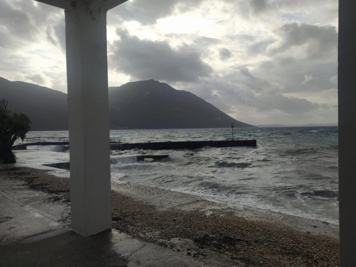 Ζημιά υπέστη από την θαλασσοταραχή η πλωτή προβλήτα του Μύτικα