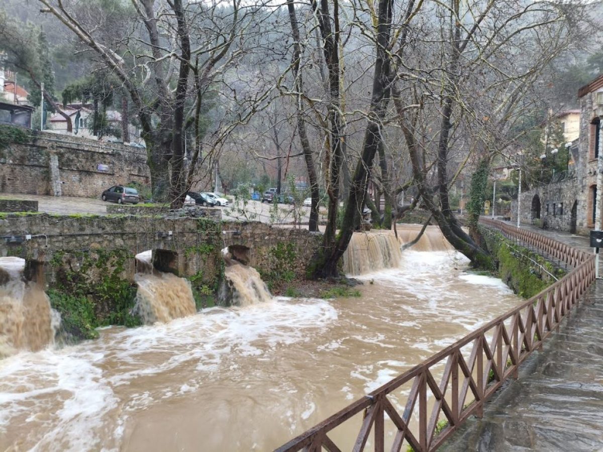 “Άφρισε” το ποτάμι της Έρκυνας στη Λιβαδειά